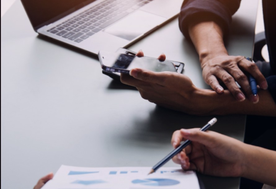 Reunião de consultoria industrial com análise de dados